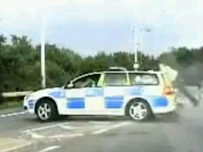 Politistul Robocop. A fost aruncat in aer de o masina furata, dar nu s-a dat batut. VIDEO