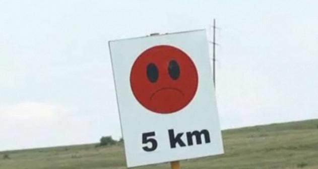 Messenger pe sosea. Indicatoare rutiere cu personalitate pentru starea drumului, in Sibiu