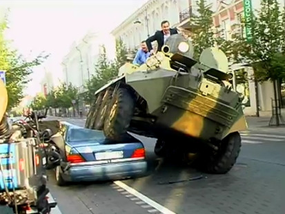 Primarul care rezolva problema parcarii ilegale cu TANCUL. Vezi cum face praf un Mercedes. VIDEO