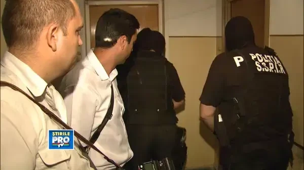 De rasul lumii. De cat timp au avut nevoie mascatii ca sa sparga o usa din lemn. VIDEO