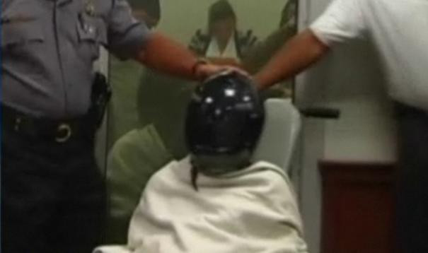 Scene de GROAZA. Detinut legat de scaun si cu o casca pe cap ca sa ii acopere urletele. VIDEO