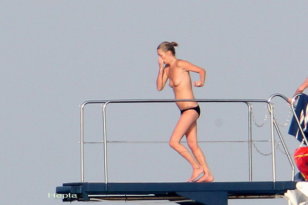 Uraste sutienul si ceva nu-i miroase bine. Cum te intampina o diva blonda la St Tropez. FOTO