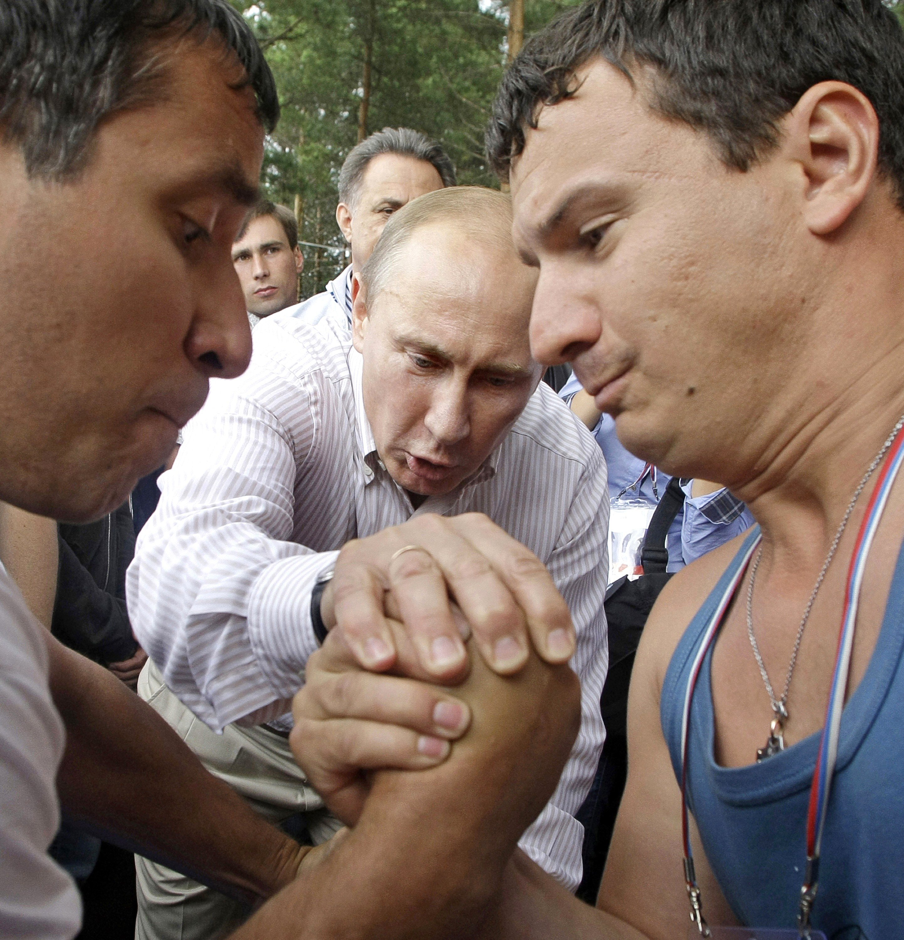 Vladimir Putin arbitru de scandenberg