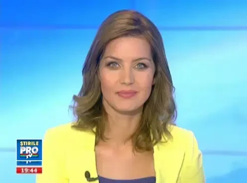 Reportaj despre nudisti. Cameramanul si reporterul l-au realizat goi pusca