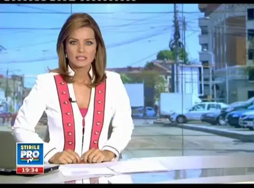 VIDEO. Cablurile date jos de pe stalp formeaza munti pe trotuar. Primaria ii cearta pe cablisti