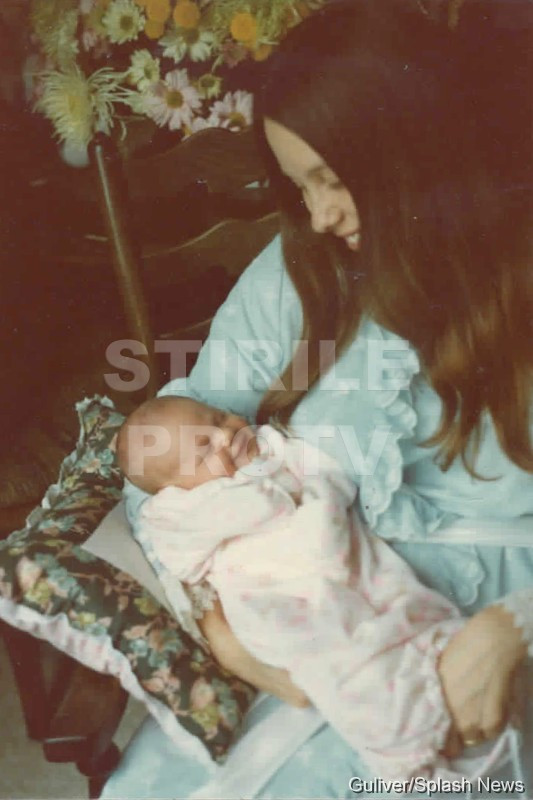 Prima poza din istorie cu Angelina Jolie, pe vremea cand era numai un bebelus. FOTO