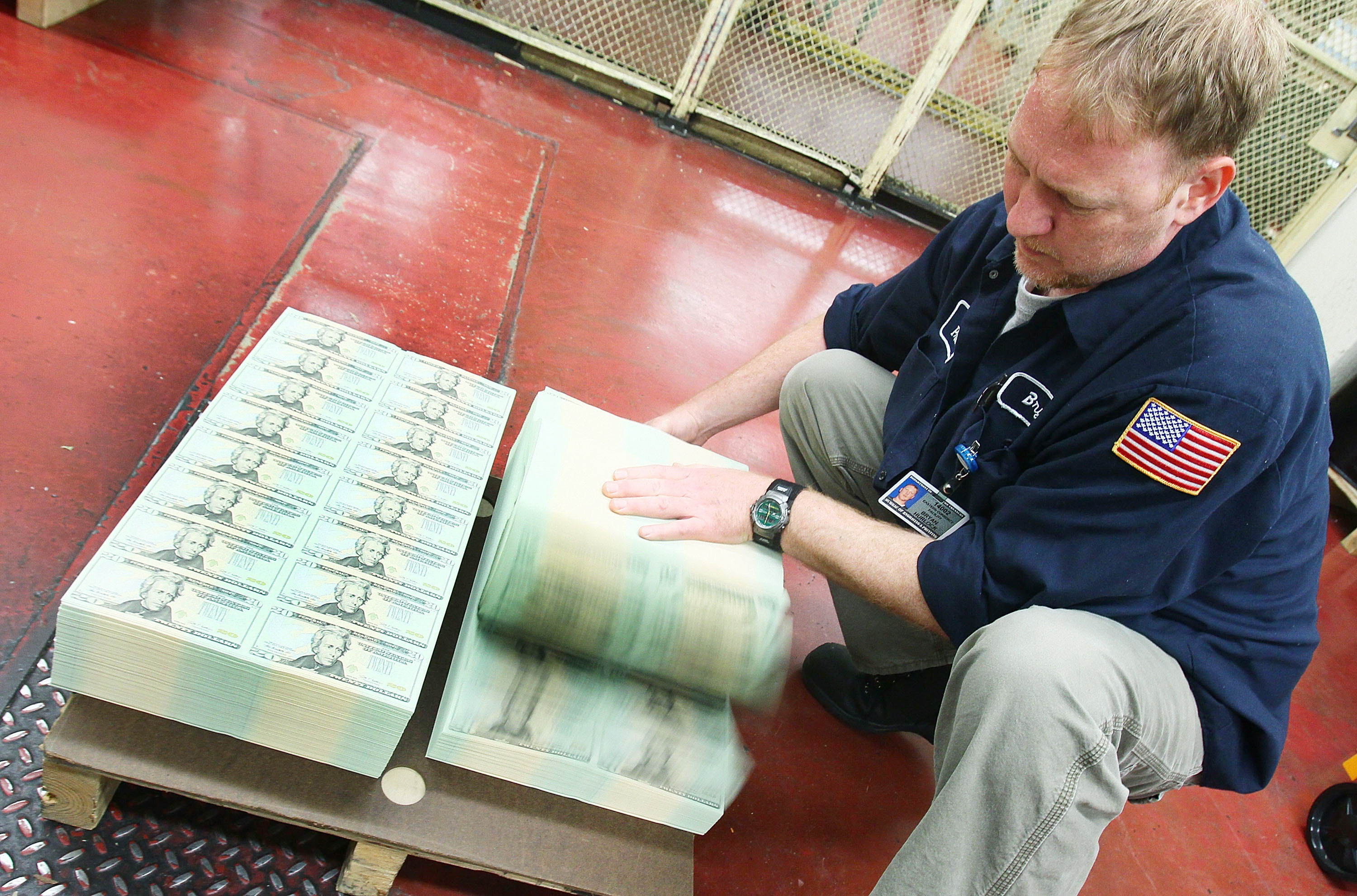 Dolarul scade in continuare fata de Euro. BCE cauta solutii pentru a sustine Italia si Spania