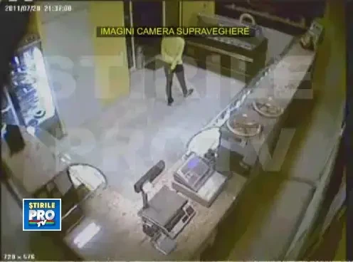 VIDEO.Muschiulosul cu cagula, vanzatoarea complice si telenovela filmata de camerele de supraveghere