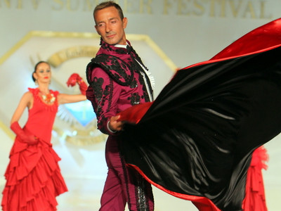 GALERIE FOTO. Va place? El e Radu Mazare, primarul Constantei, imbracat in costum mov de toreador