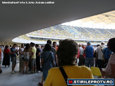 Pelerinaj la National Arena. Strigate de bucurie si aplauze cand s-a aprins nocturna. VIDEO