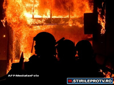 A treia zi de "anarhie" la Londra. Cladiri incendiate, masini explodate si batai cu politistii