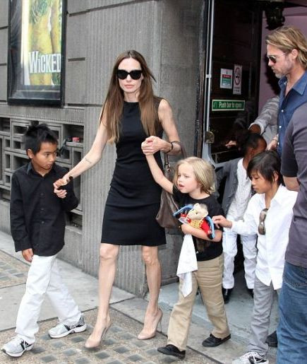 Angelina Jolie arata dureros de slaba cu copiii la teatru. De ce este numita o mama rea