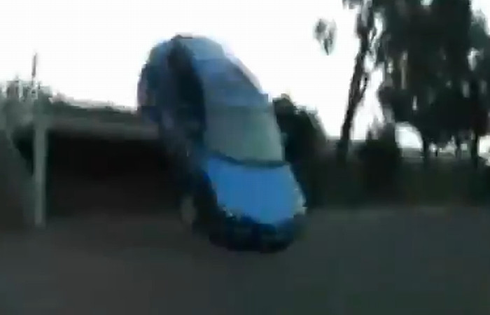 Ce pateste un sofer care confunda masina cu skateboard-ul! VEZI VIDEO