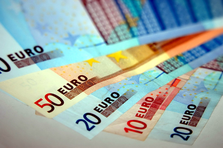Euro a crescut peste 4,35 de lei. Cursul valutar este la mana deciziilor Europei