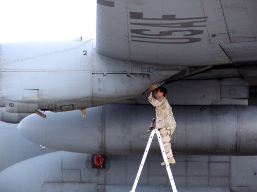 Praf si pulbere, la propriu. Un inginer a fost aspirat de motorul unui avion