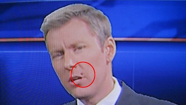 Riscurile meseriei. Un prezentator NBC a inghitit o molie in direct la TV. VIDEO