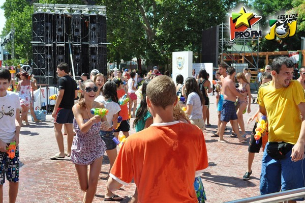 Distractie marca ProFM: bataie cu apa la Mamaia