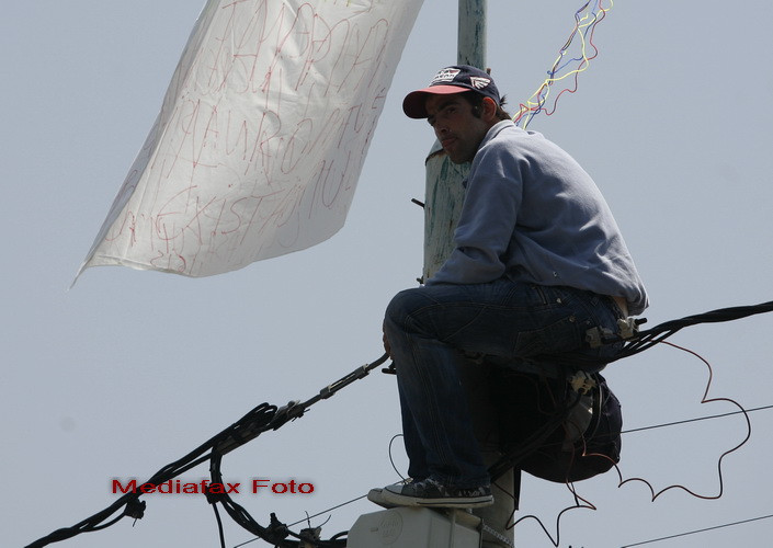 Barbatul care s-a urcat pe un stalp, langa Palatul Cotroceni, risca sa ajunga la inchisoare