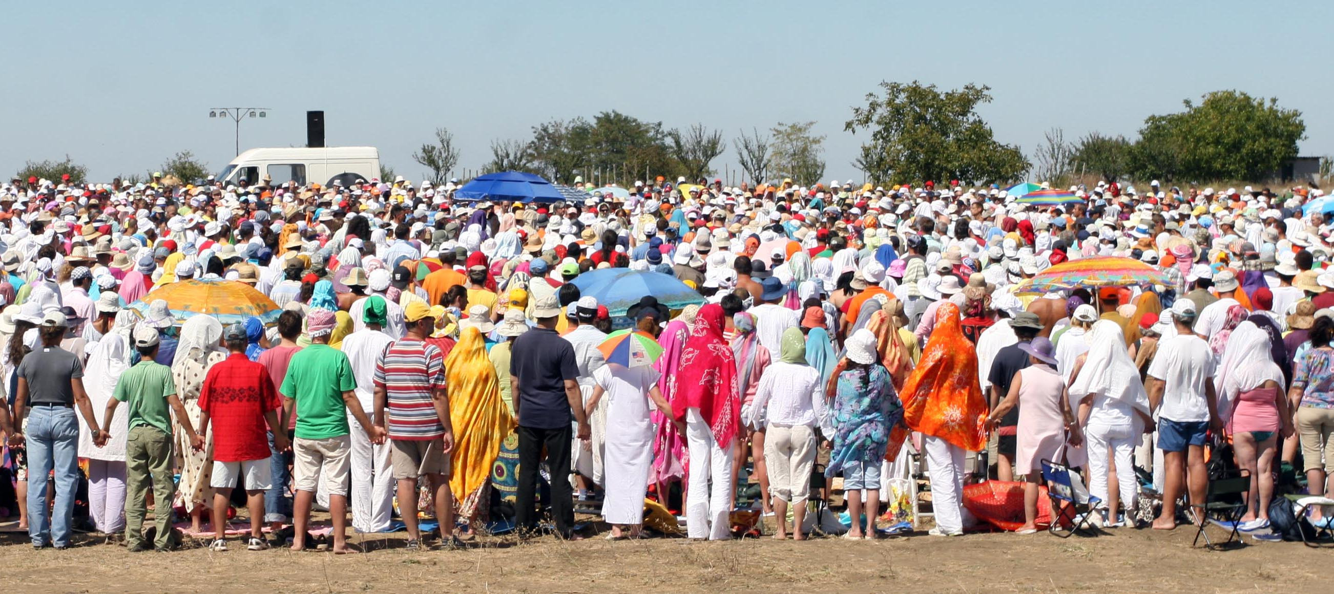 Mii de adepti MISA se reunesc la Herculane. Incepe tabara spirituala yoghina de vacanta