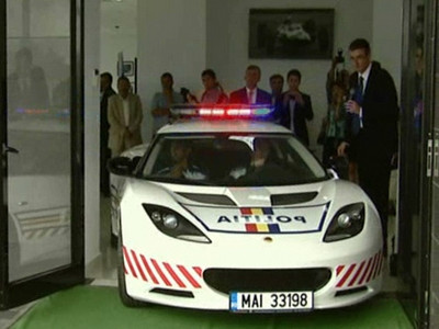 Pretiosul Lotus al politistilor de la Rutiera i-a lasat la greu. A fost tras de urgenta pe dreapta