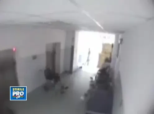 Momentul in care Gore il injunghie pe brancardierul din Cluj. VIDEO camera de supraveghere