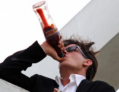 Cum l-a facut Charlie Sheen pe Ashton Kutcher cel mai bine platit actor din seriale