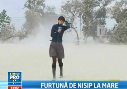 Fenomen extrem la malul Marii Negre. O furtuna de nisip a starnit panica printre turisti. VIDEO