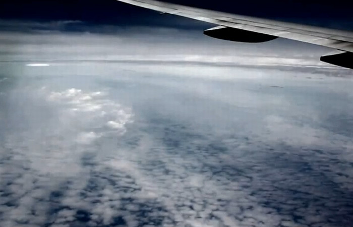 Un OZN filmat dintr-un avion arata identic cu unul surprins in urma cu 3 ani! VIDEO