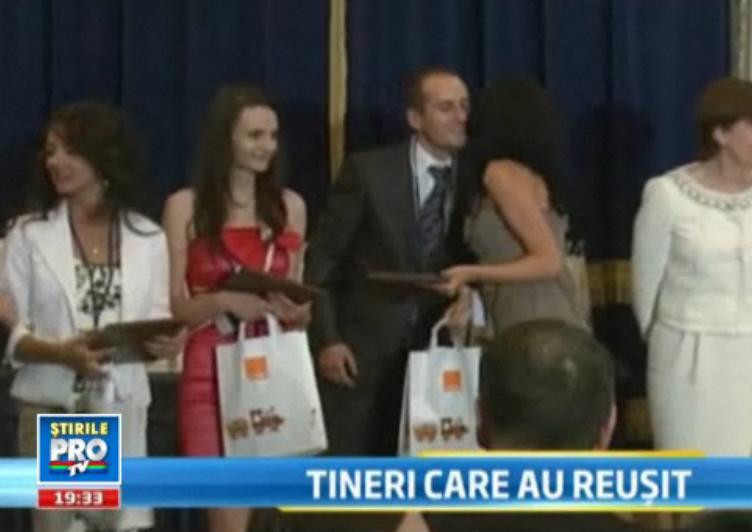 Jos Palaria!70 de elevi de nota 10 la Bac.Intr-o festivitate speciala, au fost felicitati de vedete