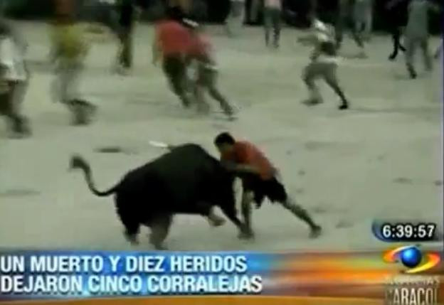 IMAGINI SOCANTE. Barbat omorat de un taur de 600 de kilograme si tarat in jurul zonei de lupta