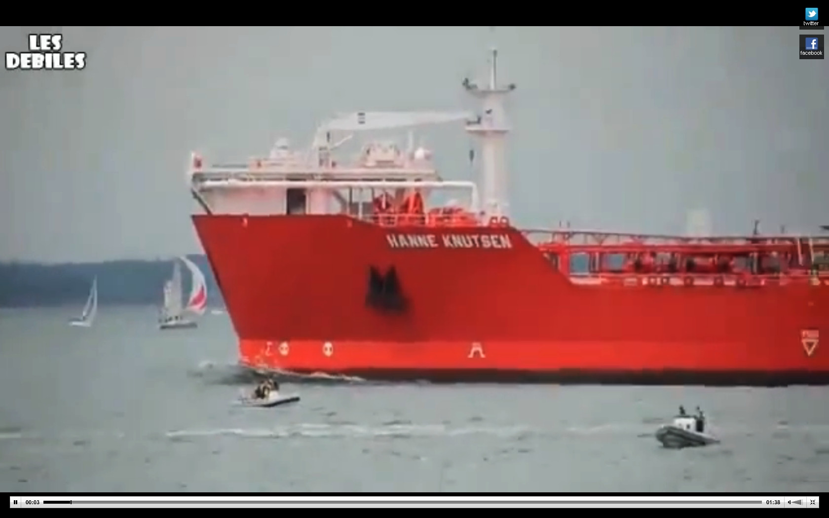 Un colos de mii de tone se ciocneste cu o barcuta. Velierul scapa ca prin minune. VIDEO