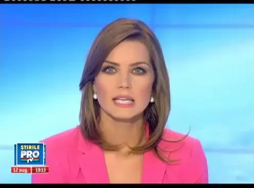 O soferita din Bacau s-a trezit cu masina in flacari. De teama unei explozii, nimeni nu a intervenit