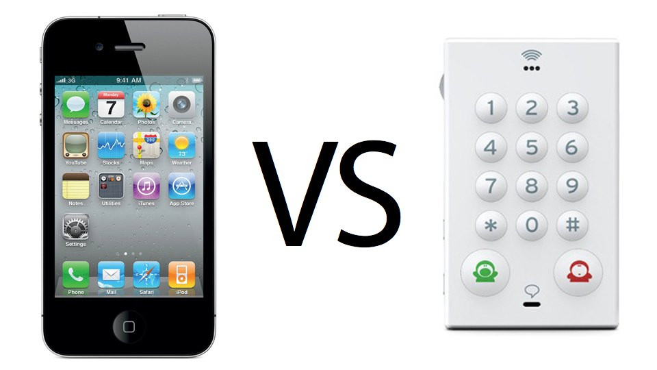 Duel pe viata si pe moarte! iPhone 4 vs. Cel mai simplu telefon
