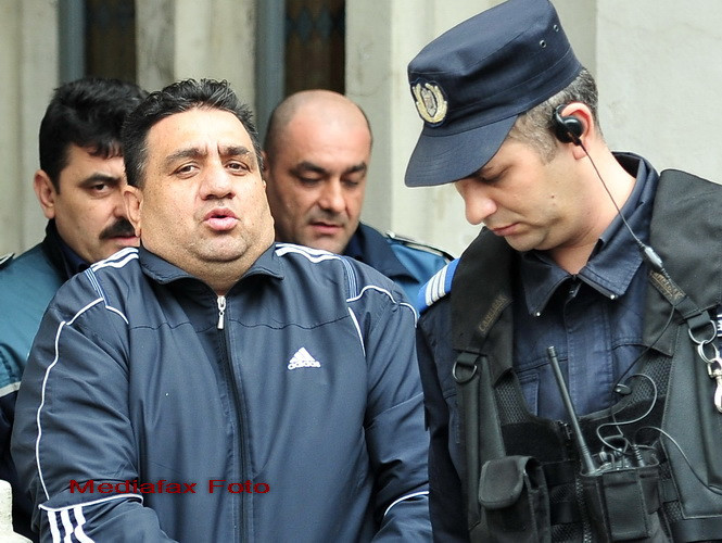 Bercea Mondialu şi 3 membri ai familiei acestuia, arestaţi preventiv pentru 30 de zile în dosarul de camătă şi şantaj