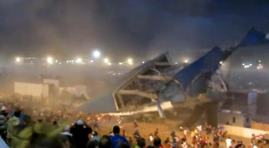 Imagini incredibile. Momentul in care o scena se prabuseste, chiar in timpul unui concert. VIDEO