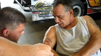 Ce nu face romanul pentru un pic de sex-appeal. Cu ce au ajuns tinerii sa isi impodobeasca trupul