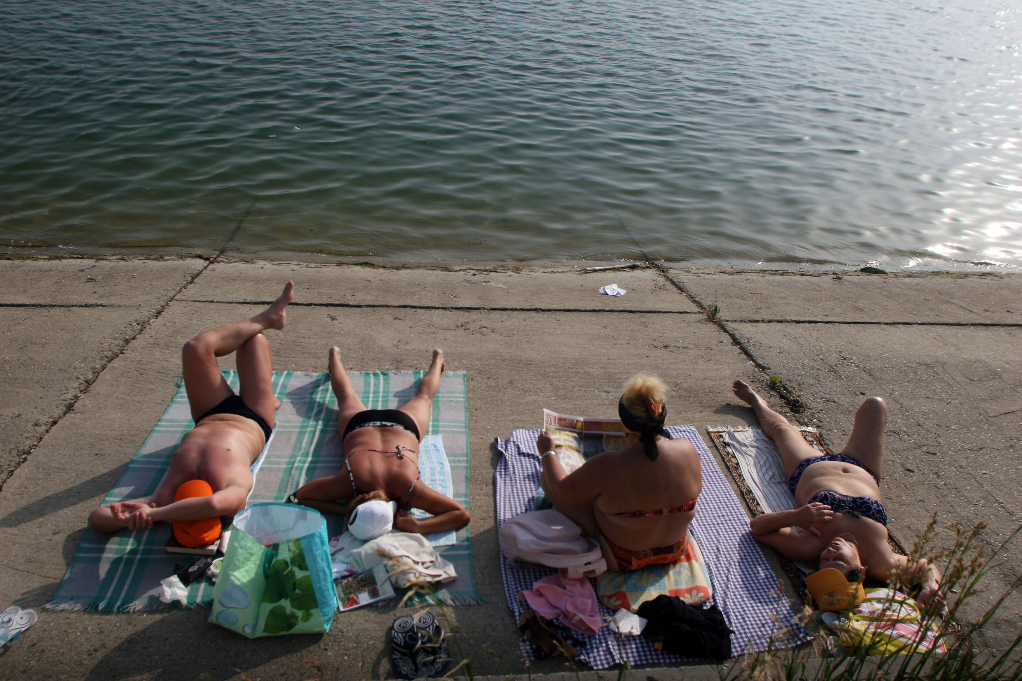 Cel mai ieftin si bun loc de plaja din Bucuresti: intre tufisuri. Distractia altfel