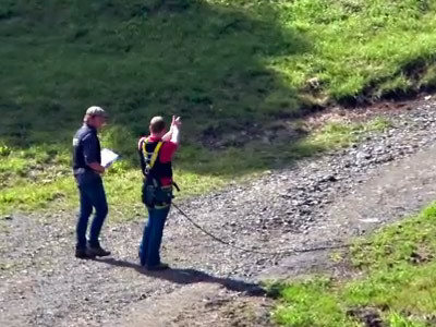 Imaginea care iti da fiori: Breivik, la reconstituire."Isi aminteste fiecare foc de arma tras" VIDEO