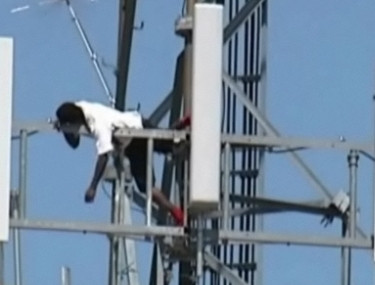 Protesteaza de patru zile, fara apa si mancare. Politistii nu reusesc sa-l convinga sa renunte