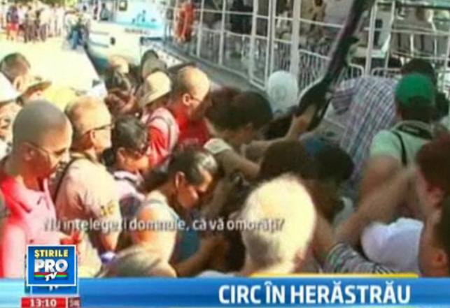 Daca e gratis, romanii se imbulzesc. Au facut circ pentru o plimbare cu vaporasul pe Herastrau