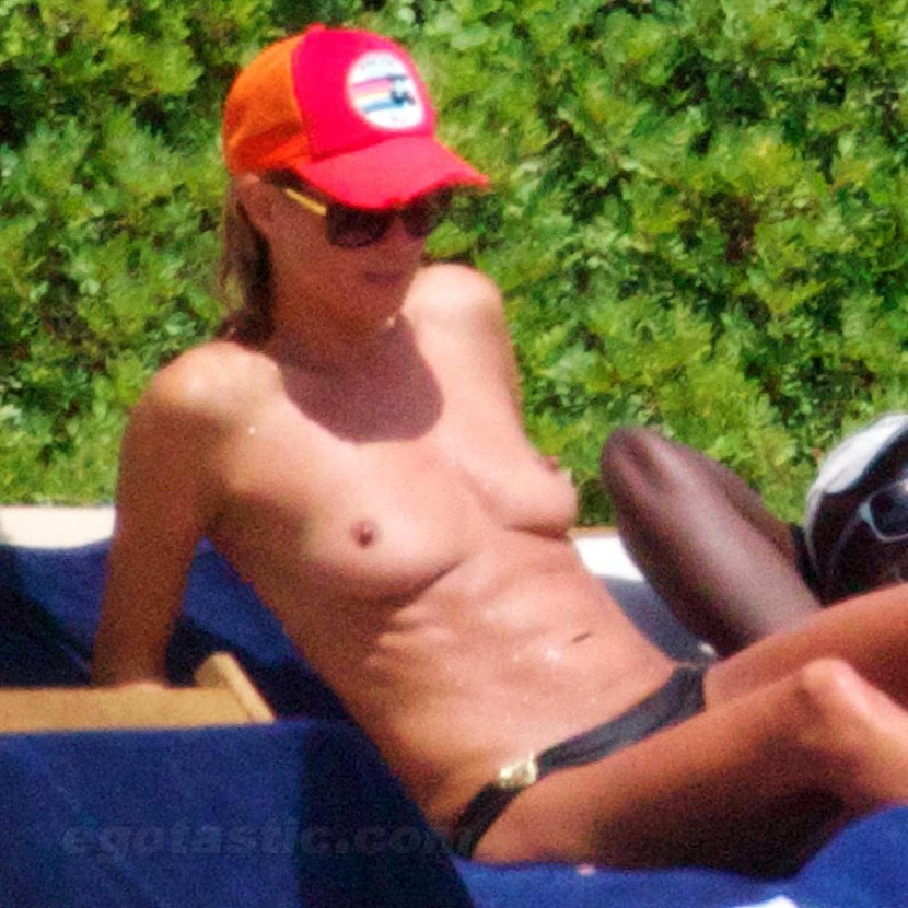 La 38 de ani si dupa patru nasteri, un celebru top model isi arata formele la plaja. GALERIE FOTO