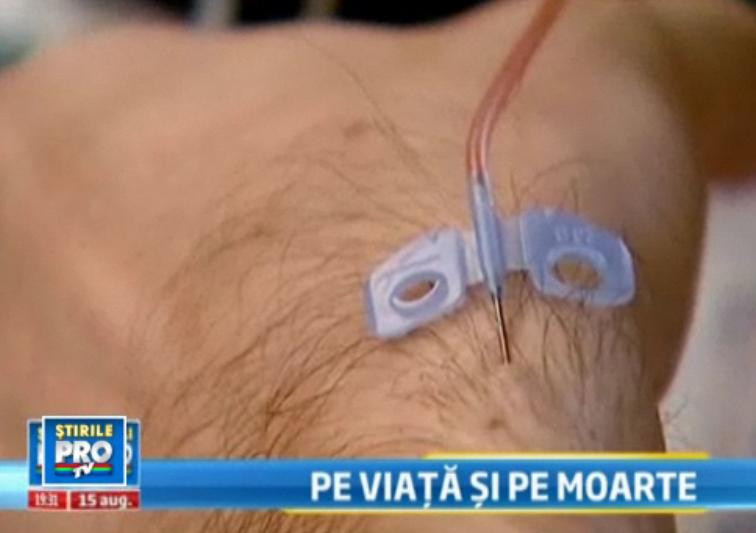 Protest socant in fata MS. Bolnavii de hemofilie si-au facut in public tratamentul intravenos. VIDEO