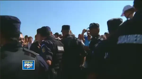 Scandal la Ziua Marinei. Miron Cozma a sarit la jandarmi dupa ce prietenul lui a lesinat protestand