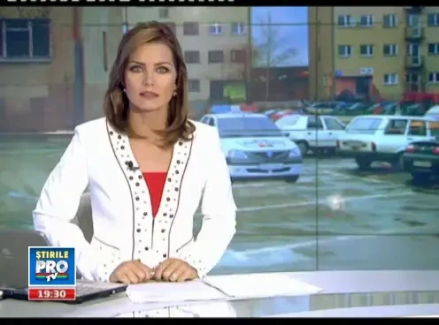 La 73 de ani si-a aparat familia de furia vecinilor cu pistolul. Au navalit cu toporul in casa lui