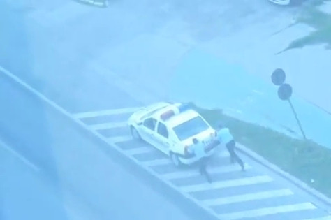 VIDEO. Politisti filmati impingand masina de serviciu, dupa ce au parcat neregulamentar