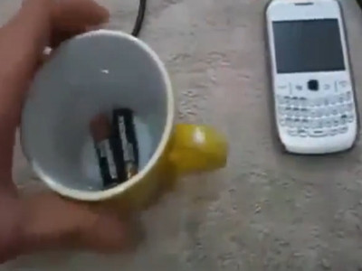 VIDEO. Cum poti sa-ti incarci telefonul, fara curent. Ai nevoie doar de un pahar cu apa si 2 baterii