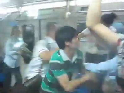 VIDEO. Lupte romane in metrou. De ce sunt in stare unii pentru un loc in mijlocul de transport