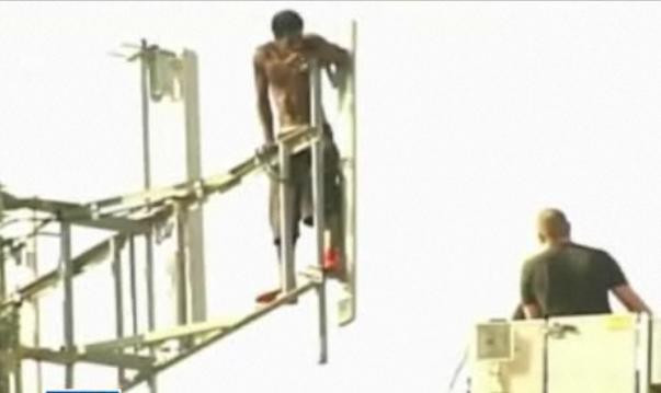 Protest extrem. De 6 de zile sta baricadat intr-un turn. Solutia politistilor: bauturile energizante