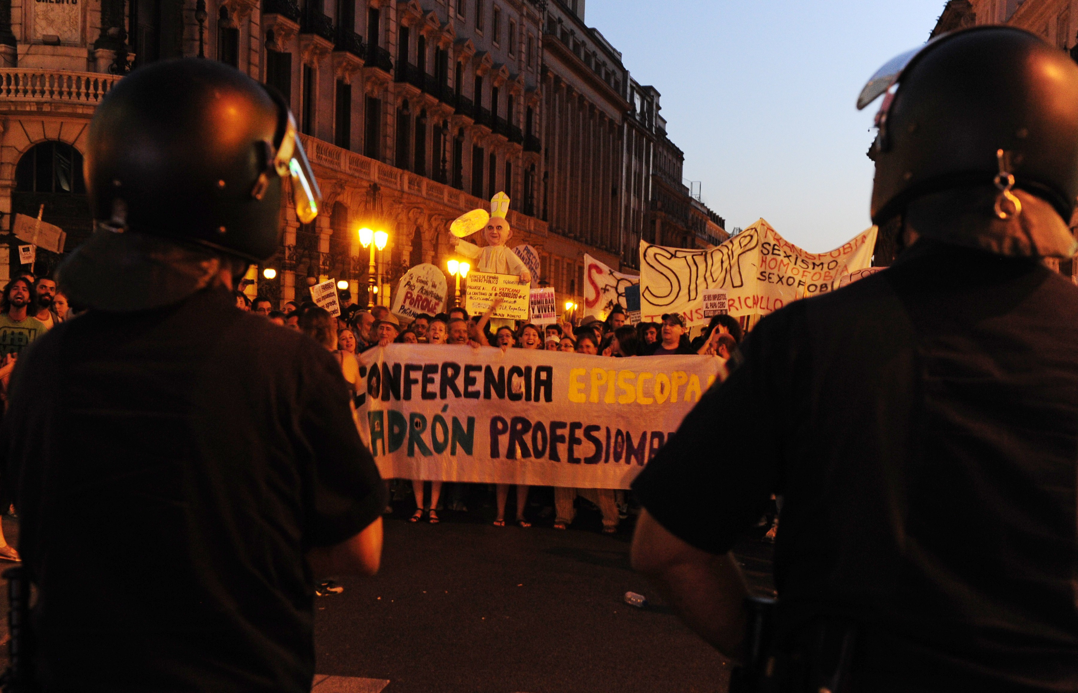 A doua noapte de proteste in Spania. Opozantii Papei, "adusi" pe calea cea buna cu bastoanele