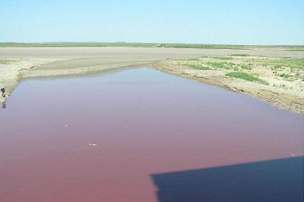 Ca pe timpul lui Moise. Apa unui lac din Texas s-a transformat in "sange". FOTO si VIDEO